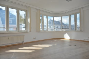 LUXEMBOURG-BELAIR, Rue des Dahlias, à deux pas du centre ville, grande surface de bureaux de 188m2  au premier étage avec ascenseur,  entièrement rénovée (nouvelles peinture, nouveau sol) et comprenant : deux portes d'entrée, couloir de distribution, bureau avec WC et débarras, grand bureau circulaire, cuisine équipée séparée, deux grands bureaux communiquant, WC, débarras, deux bureaux, 4 petites caves au sous sol, possibilité de louer deux emplacements de parking mécaniques, 
Prix du loyer 5.500 euros + TVA 
charges de 500 euros par mois, Garantie bancaire de trois mois de loyer
Bail 3/6/9
Contact et visites : Rosalba MAITRE téléphone : 691 550 189
