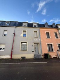 Découvrez cette charmante maison construite en 1927, offrant une surface habitable d’environ 140 m², idéalement conçue pour une famille à la recherche d’espace et de confort.

Disposition des espaces :

Rez-de-chaussée :

Un hall d’entrée accueillant, un salon, une cuisine équipée fonctionnelle avec accès direct à une agréable terrasse d’environ 36 m² exposée sud-est, ainsi qu’au jardin, un WC. 

1er étage :

Deux belles chambres et une salle de bain avec WC.

2áµ‰ étage :

Deux chambres supplémentaires, idéales pour enfants, bureau ou espace invités.

Vous trouverez également une cave avec buanderie, une salle de douche avec WC avec accès au jardin.

Informations complémentaires :

- Chauffage au gaz
- Triple vitrage PVC
- Dalles en bois
- Toiture avec des photovoltaïque et façade en bon état
- Rénovations effectuées en 2015
- Classe énergétique : C/D
- Petits travaux à prévoir

Situation pratique, proche des transports en commun, gare, commerces et écoles.

Une maison offrant de beaux volumes et un fort potentiel, idéale pour une famille ou un premier achat.

Nous restons à votre disposition pour tout renseignement complémentaire ou visite des lieux au 28 66 39 1.

Les prix s'entendent frais d'agence + TVA inclus.

 ---------- 
Discover this charming house built in 1927, offering around 140 m² of living space, ideally designed for a family looking for space and comfort.

Layout :

First floor:

A welcoming entrance hall, a living room, a functional fitted kitchen with direct access to a pleasant south-east-facing terrace of around 36 m², as well as to the garden, a WC.

1st floor:

Two bedrooms and a bathroom with WC.

2áµ‰ floor:

Two additional bedrooms, ideal for children, office or guest space.

You will also find a cellar with laundry room, a shower room with WC with access to the garden.

Additional information:

- Gas central heating
- PVC triple glazing
- Wooden slabs
- Roof with photovoltaics and facade in good condition
- Renovations carried out in 2015
- Energy class: C/D
- Minor work required

Convenient location, close to public transport, train station, shops and schools.

A house with spacious rooms and great potential, ideal for a family or a first purchase.

For further information or to visit the property, please call 28 66 39 1.

Prices include agency fees + VAT.