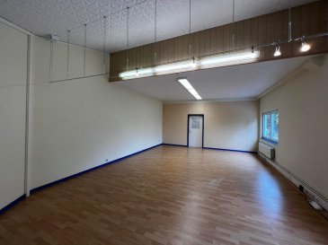un beau et grand bureau sur la 1ière étage. 

beaucoup de place pour vous vos clients pour ce garer. 