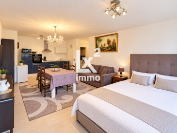 Bureau / espace polyvalent à louer ? Luxembourg Centre

LX2 Immo vous propose à la location une surface de 73 m², idéalement située en plein centre-ville de Luxembourg, dans le bâtiment Le Forum, au 3? étage, directement en face de l'Hôtel Le Royal.

Disponible immédiatement, la surface est actuellement aménagée en deux espaces distincts et complets et comprend notamment :

- une superficie totale de 73 m²
- 2 salles de douches avec WC
- 2 cuisine équipée
- possibilité de location meublée ou non meublée, selon les besoins du futur locataire
- configuration adaptée à différents usages : bureau, espace mixte ou autre activité compatible avec la destination des lieux

Un emplacement de parking souterrain, facilement accessible et situé directement au niveau de l'entrée du bâtiment, peut également être loué en supplément pour 450 € / mois.

Les conditions du contrat, notamment concernant la durée du bail, peuvent être discutées avec le futur locataire.

Intéressé(e) ?
Merci de nous contacter dans un premier temps exclusivement par e-mail à immo @ lx2.lu. Nous reprendrons ensuite contact avec vous afin d'organiser une visite ou de vous communiquer davantage d'informations.

LX2 Immo