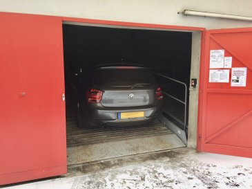 L'emplacement de garage intérieur de type plateau élévateur est idéal pour une voiture de type BMW série 3, Mercedes Classe C ou Audi A4. 

**Dimensions :**
- Poids max. : 2.000 KG
- Hauteur max. : 1.50 M
- Longueur max. : 5.00 M
- Largeur max. : 1.90 M