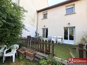 NANCY/BOUFFLERS - MAISON 7 PIECES AVEC GARAGE, TERRASSE ET J.  En Exclusivité ! NANCY/BOUFFLERS. Maison familiale avec jardin, terrasse et garage, située dans le quartier recherché de Boufflers. Cette agréable maison familiale de 116.03 m2, répartie sur trois niveaux, offre un cadre de vie privilégié alliant confort, fonctionnalité et tranquillité. Son agencement optimisé et ses nombreux espaces en font un bien idéal pour accueillir une famille, exercer une activité en télétravail ou recevoir confortablement famille et amis. Dès l'entrée, vous découvrirez une pièce pouvant être aménagée en chambre ou en bureau selon vos besoins, une cuisine équipée ouverte sur une pièce de vie avec accès direct à la terrasse et au jardin, une salle d'eau, un WC indépendant ainsi qu'un garage attenant. À l'étage, le palier dessert 4 belles chambres et une salle de bains avec WC. Les combles aménagés offrent une chambre supplémentaire mansardée ainsi qu'un espace grenier, offrant de nombreuses possibilités de rangement ou d'aménagement. Avec ses 5 à 6 chambres, cette maison s'adapte facilement à tous les projets de vie. À l'extérieur, profitez d'une agréable terrasse et d'un jardin privatif, entièrement clos et arboré, véritable havre de paix pour partager des moments conviviaux en famille ou entre amis. Équipée d'un chauffage individuel au gaz et bénéficiant d'un classement énergétique C (DPE réalisé le 06/05/2026), cette maison conjugue confort de vie et maîtrise des consommations énergétiques. Son emplacement constitue un véritable atout : à proximité immédiate des commerces, écoles, médecins, pharmacie, transports en commun (ligne T4) et des principaux axes autoroutiers, elle offre un quotidien pratique dans un environnement particulièrement apprécié. Une maison chaleureuse et fonctionnelle, à découvrir sans tarder. www.agencedeboufflers.fr.
Les informations sur les risques auxquels ce bien est exposé sont disponibles sur le site Géorisques : www.georisques.gouv.fr