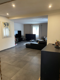 L'agence « Arinvest » a le plaisir de vous présenter à la vente cette grande maison d'une surface totale de 320m2 et d'une surface habitable de 206m2. 

Actuellement, la maison dispose de 5 chambres à coucher dont une au rez-de-chaussée. 

La maison est complètement équipée d'un système de climatisation.

Vous avez la possibilité d'aménager : 

- un grenier de 114m2 (au sol) si vous désirez plus d'espace de vie. 
- un garage au rez-de-chaussée 

Maison avec potentiel ! 

Proche de toutes commodités. Accès direct à la Collectrice du Sud. À quelques minutes du Lycée LMA-Mathias Adam. A 9 minutes à pieds de la gare !

RENOVATION A VENIR PAYEE PAR LE PROPRIETAIRE :

- Isolation du toit
- Nettoyage/réfection du toit et pose d'une protection
- Nouvelle peinture de la façade
- une deuxième salle de bains au 1er étage avec douche, baignoire et WC
- pergola sur la terrasse du 1er étage