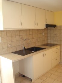 CLEURIE, APPARTEMENT TYPE F3 EN ENTREE INDIVIDUELLE, AVEC TERRASSE ET GARAGE : Vaste entrée, cuisine équipée, séjour, salle d'eau, 2 chambres à l'étage. CC élec + poêle à granules.