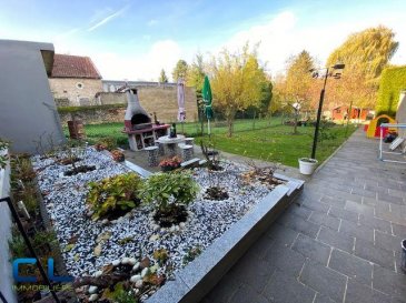 Nous vous proposons en exclusivité cette belle maison unifamiliale construite sur un terrain de 4.50 ares situé à Kayl ; 
Se trouve dans un très bon état général, composée comme suit : 
- r-d-ch :  entrée, salon, salle à manger, bureau, cuisine équipée avec accès sur une grande terrasse et un magnifique jardin.
- 1 ° étage : deux belles chambres à coucher, une salle de bain,
- 2e étage : deux grandes chambres à coucher, une salle de douche, -  grand grenier isolé.
- sous sol : cave, chaufferie, wc et douche, garage. 
- Emplacement extérieur devant le garage et devant la maison.
- Le jardin est aménagé (espace barbecue, gazon, potager, abris de jardin), idéal pour une famille avec enfants!

A proximité : gare, arrêt de bus, écoles, commerces de proximité. -   Bons axes routiers. 
Disponible à convenir.

(Les frais d\'agence sont à la charge du vendeur) 
Ref agence : KCVE6