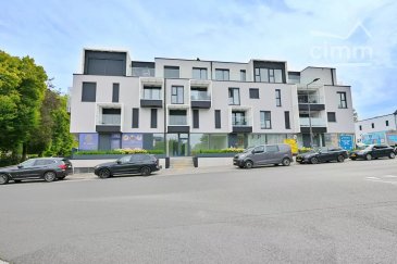 Weiswampach 

Idéalement localisé à quelques KM de la frontière belge et allemande, à proximité immédiate des commerces, écoles et transports, Cimm Immobilier Luxembourg vous propose en exclusivité à la vente cet appartement situé au 1er étage d'une résidence avec ascenseur construite en 2022, disposant d'une chambre avec dressing et d'un bureau, d'une terrasse avec vue dégagée, de 2 parkings sous terrain et d'une cave.

Idéal pour un jeune couple ou jeune retraité !

L'appartement se compose d'un hall d'entrée, salon, cuisine avec ilot central, terrasse couverte, bureau ouvert, hall de nuit, salle de douche, chambre avec dressing. 

Equipement technique : châssis PVC triple vitrage avec volets et stores électriques, chauffage par le sol au gaz. 

Charges : 170€ / mois

Disponible en août 2026.

Pour toute information complémentaire ou organiser une visite, contactez Cimm Immobilier Luxembourg au +352 26 95 40 03