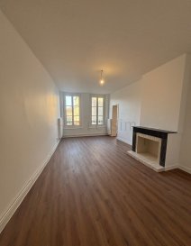 Situé 14-16 rue Ladoucette / Place Saint-Jacques, cet appartement bénéficie d’une localisation idéale, au centre-ville, à proximité immédiate des commerces, restaurants et transports.

Au 3? étage d’un immeuble de caractère (sans ascenseur), ce bel appartement vous séduira par ses volumes généreux et son agencement fonctionnel : une entrée, un vaste séjour donnant sur la place Saint-Jacques, une cuisine équipée, 3 chambres, une salle de bain et un WC séparé. 

Chauffage individuel gaz. 

Disponible rapidement ! 

Loyer : 1 070€
Provisions sur Charges Mensuelles avec Régularisation Annuelle : 80€ (eau froide, entretien et électricité des communs, entretien chaudière, tom)

Dépôt de garantie : 1 070€

Honoraires de Rédaction de Bail : 778€
Honoraires d'Etat des Lieux : 289€

Les informations sur les risques auxquels ce bien est exposé sont disponibles sur le site Géorisques : www. georisques. gouv. fr

BELSIM IMMMOBILIER 03 87 16 44 44
