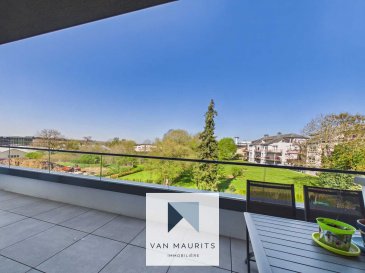 Situé à Capellen, dans la commune de Mamer, cet appartement penthouse moderne construit en 2021 se trouve au 2ème et dernier étage d'une résidence récente et bien entretenue.  
Offrant une surface habitable d'environ 136 m², il séduit par ses volumes généreux et son espace de vie lumineux de ± 60 m², ainsi que par ses terrasses totalisant ± 30 m². Situé en zone résidentielle, le bien est en très bon état, disponible immédiatement et se présente comme suit :  
.  
Au deuxième étage, un hall/couloir de ± 15 m² dessert un vaste séjour de ± 60 m² avec cuisine équipée et aménagée ouverte, offrant un espace convivial ainsi qu'un accès direct à deux terrasses de ± 24 m² et 7 m².  
L'espace nuit comprend quatre chambres de ± 10, 11, 12 et 17 m², dont une chambre parentale avec salle de douche privative de ± 5 m² (avec lavabo et douche).  
Le bien dispose également d'une salle de bain de ± 5 m² (avec lavabo, baignoire et wc), ainsi qu'un coin buanderie et un coin débarras complétant l'agencement.  
.  
Le sous-sol bénéficie d'une cave privative de ± 8 m², d'un emplacement de parking intérieur de ± 16 m² ainsi que d'un emplacement de parking extérieur.  
.  
Équipements et finitions :  
- Chauffage au sol  
- Chaudière au gaz  
- Châssis PVC triple vitrage  
- Volets électriques  
- Sols en carrelage  
- Revêtements muraux en peinture  
- Passeport énergétique : A-A  
.  
Environnement :  
Le bien bénéficie d'une situation idéale à proximité des bus, commerces, écoles, crèches, pharmacie et restaurants, ainsi que des connexions autoroutières et de la gare. Les centres sportifs, clubs, parcs de jeux et pistes cyclables viennent compléter un cadre de vie agréable et pratique.  
.  
Agent responsable :  
Jimmy de Brabant  
+352 661 167 494  
jimmy@vanmaurits.lu