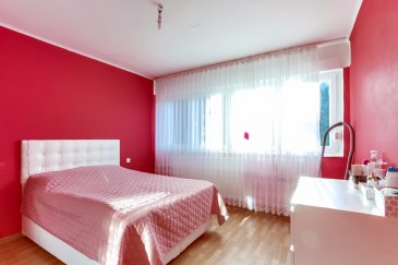 ********* NOUVEAU PRIX *********


RE/MAX Partners, Expert de l'immobilier vous propose en exclusivité : 

Un appartement lumineux de 81,34 m2 situé dans un quartier calme de Fameck, proche de toutes commodités et avec un accès direct à l'autoroute menant au Luxembourg. 
   L'appartement se compose de 3 chambres lumineuses et spacieuses : - 14,07 m2 - 14,18 m2 - 16,54 m2 D'un salon de 11,55 m2 avec un balcon qui vous permettra d’apprécier la vue, suivi d'une cuisine de 9,92 m2 avec un débarras de 2,56 m2. un W.C séparé de 1,29 m2 et d'une salle de bain de 3,56 m2.
   L'appartement se termine avec une cave de 15,30 m2. Idéal pour une famille qui veut élever ses enfants dans le calme et la tranquillité, n'hésitez pas à me contacter pour effectuer une visite, qui saura vous déclencher un coup de cœur.

Coordonnées de l'agent :

Mr allouche Julien

Tel : + 352 621 815 822
       + 33 7 68 51 88 81

E-mail : julien.allouche@remax.lu