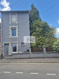 MAISON MITOYENNE À RÉNOVER ? 120 m² HABITABLES ? HERSERANGE

BYimmobilier a le plaisir de vous proposer en exclusivité cette maison mitoyenne d'environ 120 m² habitables, idéalement située à Herserange, à proximité immédiate des commodités.

À la fois au calme et bénéficiant d'un emplacement stratégique à proximité des trois frontières ? France, Luxembourg et Belgique, cette maison offre un beau potentiel pour un projet de rénovation et d'aménagement personnalisé.

Un bien idéal pour les amateurs de travaux et les bricoleurs à la recherche d'un projet à façonner selon leurs envies.

Composition du bien

Rez-de-chaussée :
Terrasse à l'avant de la maison
Hall d'entrée
Salon
Séjour

1er étage :
Salle de douche avec WC
Chambre 1
Chambre 2

2ème étage :
Chambre 3
Pièce à aménager offrant un espace supplémentaire selon vos besoins

Sous-sol :
Cuisine
WC
Salle de douche
Chaufferie
Espace cave
Terrasse à l'arrière de la maison

 Stationnement : des places de parking sont disponibles directement devant la maison, dans la rue.

Des travaux de rénovation sont à prévoir, offrant la possibilité de repenser et moderniser les espaces selon vos envies et vos besoins.

DPE : F

Un emplacement privilégié
Située dans un quartier calme de Herserange, la maison bénéficie d'une situation particulièrement intéressante pour les travailleurs frontaliers et les familles.

Sa proximité avec le Luxembourg et la Belgique, ainsi qu'avec les différentes commodités du quotidien, en fait une adresse offrant un réel potentiel.

Pour plus d'informations ou pour organiser une visite :

Amaël Firlej
Fr: (+33) 6 85 51 13 19
Lux: (+352) 691 272 220
BYimmobilier