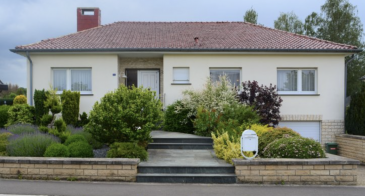 Newgest 1vous propose cette maison située dans la rue Pierre Clément. Ell est situé sur un grand terrain de 36a50ca

La maison à rafraîchir se compose de la manière suivante:

Au RDC,
- Hall d'entrée,
- Living
- Cuisine équipée séparée
- 3 chambres
- Salle de bain
- WC séparé

Au sous-sol,
- Garage
- Buanderie
- Cave

Le grenier n'est pas aménagé.

N'hésitez pas de nous contacter au cas d'intérêt.

tria@newgest.lu
