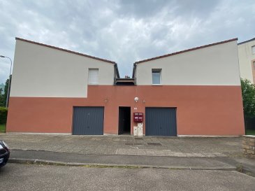 APPARTEMENT F3 AVEC TERRASSE.  MONTIGNY LES METZ, rue des bénédictines, bel appartement F3 de 65m2 au 1er et dernier étage d'une petite copropriété. Il se compose d'une entrée avec placard, d'une cuisine meublée (avec plaque de cuisson) ouverte sur séjour avec accès terrasse, de deux belles chambres, d'une salle de bains, d'un wc séparé et d'une buanderie. Le bien dispose également, de deux places de parking extérieur. Chauffage électrique avec clim réversible. Disponible mi Octobre 2024. 
 LOYER : 720EUR + 20EUR de charges (electricité des communs). 
 AGENCE VENNER IMMOBILIER 
 03 87 63 60 09  