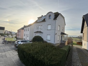 Située dans un quartier exclusivement résidentiel très tranquille, au fond d'une rue à sens unique, belle maison individuelle présentant « 4 côtés libres », disposant de +/- 160 m² habitables sur +/- 11.50 ares de terrain privatif, comprenant :

- Hall d'accueil.
- Salon et salle à manger.
- Cuisine équipée indépendante.
- 5 chambres à coucher.
- Bureau et dressing.
- Salle de bains.
- WC séparé.
- Grenier accessible par une échelle de service depuis le 2ème étage.
- Cave, chaufferie et buanderie avec accès terrasse et jardin exposé à l'Ouest.
- Garage attenant pour 1 voiture + 3 à 4 emplacements de parkings extérieurs sur la propriété.
- Beau jardin clos et arboré exposé plein ouest.

Chaudière gaz condensation / fenêtres en double vitrage.

Des travaux de rénovation sont à prévoir.
