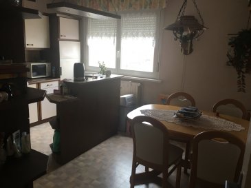 BELARDIMMO vous propose un très bel appartement élégant et soigné.
Il se compose ainsi: 
- 60 m²
- Hall d'entrée 
- Cuisine équipée ouverte
- Salon avec accès balcon
- Chambre à coucher
- Salle de bain 
-  Wc séparé
- 1 Parking privé extérieur
- Cave

L'appartement se situe au 1er étage ( sans ascenseur) et dans un quartier calme de villerupt.

A visiter absolument.
Pour plus d'informations contactez-nous au 26 54 31 48.
Ref agence :JP098