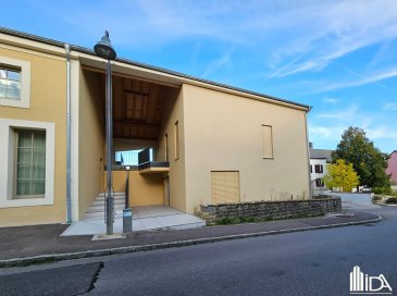 L'Immobilière de l'Attert vous propose cette magnifique maison en vente dans le village d'Elvange, idéale pour grandes familles avec plusieurs générations ou profession libérale avec habitation.

La maison d'une surface habitable de +/- 203 m² construite sur un terrain de 2 ares se compose de:

Rdch accès par 2 entrées, par l'arrière vous accèder du hall d'entrée aux caves, chaufferie, wc séparé, vers double garage et accès vers le 1er étage. Par l'avant de la maison vous accédez à un hall d'entrée (avec raccord pour petite kitchenette) et 3 pièces à vivre ainsi qu'une salle douche avec lavabo et wc.

1er étage: hall duquel vous accédez vers un grand et lumineux séjour / salle à manger avec coin cuisine équipée ouverte et accès vers grande terrasse et loggia, wc séparé, 2 chambres à coucher, 1 salle de douche avec lavabo et wc.

Pour plus d'informations ou pour visiter cette propriété, contactez-nous au +352 23 62 90 20 ou sur immo@immoaida.lu

Consultez nos biens sur www.immoaida.lu