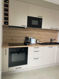 Appartement 1 chambre meublé (53,3 m² + balcon + parking)

Situé sur les hauteurs de Steinsel, dans une résidence récente (2025) de seulement 4 unités, découvrez ce superbe appartement 1 chambre alliant confort moderne et environnement calme.

Description du bien :
- Surface habitable : 53,3 m²
- Séjour lumineux orienté plein sud
- Cuisine ouverte entièrement équipée (lave-vaisselle, four, micro-ondes, frigo/congélateur, plaque induction)
- 1 chambre
- Salle de douche
- WC séparé
- Balcon d'environ 5 m² avec vue dégagé 
- Appartement entièrement meublé

Confort & équipements :
- Chauffage au sol
- Fibre optique
- Stores à lamelles (séjour) + stores classiques (chambre)

Annexes :
- 1 emplacement extérieur
- Buanderie commune
- Local vélo

Localisation :
Environnement calme avec accès rapide à la forêt et excellente connexion aux transports en commun (lignes 10, 11, 26, 112 vers Luxembourg-ville, Kirchberg, Mersch et Belle Étoile).

Surfaces et dimensions données à titre indicatif.

Pour plus d'informations ou pour organiser une visite, n'hésitez pas à nous contacter.

Moura Jemp 
+352621216646