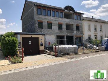 MOSELLE PR. REMERSCHEN - bâtiment de 625m2 utile environ en gros-oeuvre fermé, bureaux / appartements , répartis sur 4 étages avec le sousl-sol (en plus le grenier aménageable), terrasses, balcons, vue dégagée sur la Moselle, grand garage, nombreux parkings, intéressant pour sociétés, bureaux voir habitations
valeur terrain: minimum 425.000 '  valeur bâtiment existant en gros-oeuvre fermé 1.325' au m2  (garage et parkings déduits) - inférieur au prix du marché  !!!- finitions évaluées entre 650.000 et 750.000' 
INTERESSANT POUR INVISTISSEURS  - ACCES FACILE AUTOROUTE
TOUT CONTACT DOIT ETRE FAIT par email à rbi@pt.lu - aucun renseignement par téléphone, nous sommes actifs comme agence en exclusivité et faisons aussi du project management et la promotion - l'envoi d'un email vous engage de faire tout contact que par notre intermédiaire  - entrepreneurs et promoteurs bienvenus - agences s'abstenir on a 30 ans d'expérience et on est réputés pour notre bonne qualité de travail
Ref agence :2449343