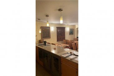 Bureau à louer é Ehnen
RE/MAX spécialiste de l'immobilier, vous propose à la location ce bureau de  - 30 m² au rez-de-chaussée d'un immeuble situé à Ehnen.

Situé dans une rue très clame, l'espace peut être aménagé pour servir à d'autres activités professionnelles (agence d'assurances / immobilière, bureaux, vente des petits articles etc).

Le local se compose d'une salle principale, espace stockage de  - 30 m2 et d'un WC séparé.

Disponibilité de suite.

Loyer : 650 euros
Frais d'Agence   TVA payable par le locataire
