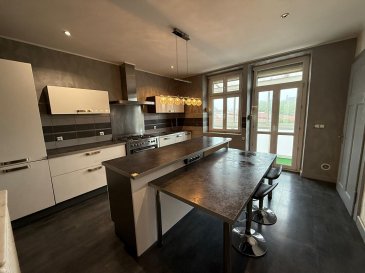 Sarreguemines - 4 pièces - 120 m². Chez Nord Sud Immobilier, découvrez ce spacieux appartement 4 pièces au 1er étage situé dans un environnement agréable de Sarreguemines.

D'une belle superficie d'environ 120m², ce logement offre un agencement fonctionnel et lumineux comprenant :

2 chambres, une suite parentale avec salle de bain, une cuisine équipée avec espace repas, un cellier, un vaste salon-séjour convivial, une salle d'eau avec WC.

Vous profiterez également d'un balcon accessible depuis la cuisine ainsi que d'un espace vert communs avec piscine. 

Chauffage individuel au gaz.
! DPE en cours 

En option : possibilité de louer un garage pour seulement 40 € par mois.

Proche des commodités, des commerces, des écoles et des axes principaux, cet appartement réunit confort, fonctionnalité et qualité de vie.

Pour plus d'informations ou organiser une visite, n'hésitez pas à nous contacter.

Loyer hors charges : 700€/mois.
Charges : 30€/mois (taxe d'enlèvement des ordures ménagères, électricité des communs et eau froide)
Dépôt de garantie : 700€

Contact Nord Sud immobilier à Sarreguemines, Bitche, Rohrbach les Bitche et Diemeringen au 0372640102