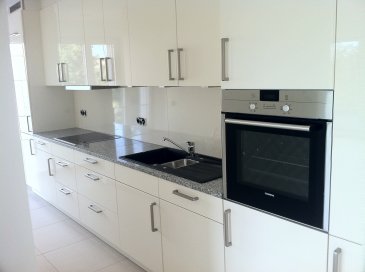 Plus de photos sur notre site: www.spaceplus.lu
Situé à Bertrange, Luxembourg, cet appartement  proposé par Spaceplus offre une opportunité  à la location. 
Détails de la propriété: 
Avec une surface habitable de 85 m², cet appartement comprend deux chambres spacieuses et une salle de bains. L'intérieur est parfaitement aménagé pour le confort, avec une cuisine équipée moderne.
 Profitez de moments de détente dans le jardin de 100 m² ou sur la terrasse de 20 m². Le bien est aussi équipé d'un ascenseur, d'un local pour vélo et d'un parking intérieur. 
L'appartement sera disponible à partir du 1er décembre 2025, parfait pour planifier votre futur déménagement. Avec une classe énergétique B, attendez-vous à une consommation réduite grâce à son isolation thermique de qualité et à la fibre optique pour une connectivité internet rapide et efficace.

Commodités à proximité:
Bertrange est reconnu pour sa tranquillité et sa convivialité. Les écoles locales assurent une éducation de qualité, tandis que les nombreux commerces et restaurants raviront les amateurs de sorties. À proximité, vous trouverez des parcs pour profiter de la nature, ainsi qu'un accès facile à des infrastructures de santé modernes. La ville est bien desservie par les transports en commun, facilitant les déplacements au quotidien.

Ne ratez pas cette occasion exceptionnelle! Planifiez une visite en nous contactant dès maintenant via le formulaire de contact ou par téléphone +352 661 33 44 22 Natacha Bivort