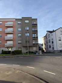 Très bel appartement complètement rénové à Esch/Lallange (12 place de la Paix).  
Au rez-de-chaussée d'une résidence, l'appartement donne complètement sur l'arrière de l'immeuble.  
Nouvelle cuisine équipée, nouvelle salle de douches, etc...  

libre de suite  
ascenseur  

CAUTION: 2600€  
COMMISSION LOCATAIRE: 760.50€  
COMMISSION PROPRIETAIRE: 760.50€