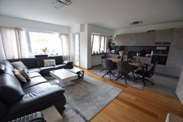 En Exclusivité ImmoHouse vous propose ce charmant appartement 2 chambres idéalement situé au centre de Pétange.

Au troisième étage d'une résidence soignée avec ascenseur ce bel appartement de 82m² se compose de:

-Un agréable hall d'entrée avec rangement  
-Un grand salon/salle à manger très lumineux avec balcon  
-Une cuisine équipée ouverture sur la pièce de vie  
-Deux grandes chambres à coucher  
-Une salle de douche avec wc  
-Un wc séparé  

A cela s'ajoutent:  
-Un garage (box fermé) en option au prix de : 55000€  
-Une cave privative  
-Une buanderie  

Contactez nous pour plus d'informations