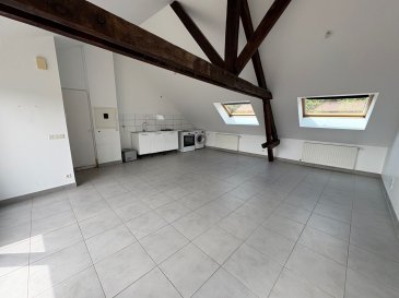 T3 - 70m ². A louer, 

Au cœur de la commune d'Herserange, 

Un appartement T3 d'environ 70m² au troisième et dernier étage sans ascenseur.

Il est composé d'une entrée sur un grand espace salon/séjour ouvert sur cuisine équipée avec machine à laver ; 2 chambres ; WC séparés et salle de bains (baignoire).
Appartement avec terrasse.

Stationnement dans la rue.

700euros charges comprises (entretien et électricité des communs) + pro rata de la TOM.

Disponible de suite.