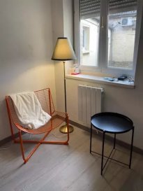 12 rue de la gare-Lesquin 
Dans petite copropriété , studio meublé offrant séjour, cuisine , salle de douche/wc. 
Chauffage et eau chaude compris dans les charges.
Cour à dispo en espace commun. garage vélos. 
loyer:440 euros +70 euros charges( prov. eau froide, eau chaude et chauffage/ électricité, commun ) soit 510,00 
A 8 mm de la cité scientifique en bus, face gare, transport urbains et axes routiers. 
commerces .