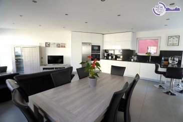 New Keys à le plaisir de vous présenter en exclusivité ce charmante maison de +/− 150m2 habitables avec 3 chambres, située à Lintgen.


Construite en 2018, elle se présente comme suit:

Au rez- de chaussée:
- Hall d'entrée;
- Garage pour 2 voitures;
- Buanderie;
- Locaux techniques;
 -Débarras;

Au 1er étage :
- Cuisine ouverte sur le salon de 62 mètres carrés avec accès terrasse;
- Salle de douche; 
- Terrasse;

Au 2ieme étage:
- 3 chambres à coucher ( +/− 27; 10; 15m2);
- Salle de bains;


Chauffage au sol /C.P.E.= B/B

Pour plus d'informations ou pour organiser une visite n'hésitez pas à nous contacter au 27 99 86 23 ou 661 120 388 ou par mail info@newkeys.lu

--------------------------------------------------------

Les prix s'entendent frais d'agence inclus dans le prix et payable par le vendeur.

Nous recherchons en permanence pour la vente et pour la location, des appartements, maisons, terrains à bâtir pour notre clientèle déjà existante.
N'hésitez pas à nous contacter si vous avez un bien pour la vente ou la location.

Estimation gratuite.

**** Découvrez tous nos autres biens sur notre site **** www.newkeys.lu