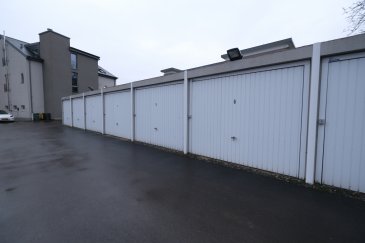 STRASSEN, 70C Route d'Arlon, box fermé numéro 6 à louer avec porte électrique. Charges annuelles d'électricité et nettoyage des parties communes selon décompte. Libre de suite 
Frais d'agence : un mois de loyer + TVA à charge du locataire 
Contact et visites : Rosalba MAITRE, téléphone : 691 550 189 STRASSEN,