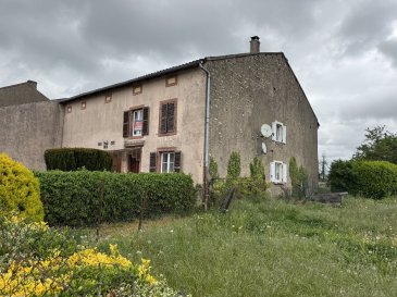 FRECHING commune de KERLING LES SIERCK

À proximité du LUXEMBOURG et de l'ALLEMAGNE

Découvrez cette authentique maison Lorraine pleine de charme et de potentiel.

Implanté sur une parcelle de 12,9 ares, au calme. Cette propriété séduira les amateurs de belles pierres et de projet de rénovations grâce à ses beaux volumes et ses nombreuses possibilités d'aménagement.

La partie habitation d'env 120 m2, comprend :
Au Rdc: une entrée (carreaux de ciment), une cuisine indépendante, un salon, une salle à manger.
À l'étage; un dégagement, 5 chambres.
Comble aménageable
cave

Les dépendances constituent un véritable atout:
Une grange de 40m2, une écurie de 45 m2 et ancienne porcherie de 41 m2.
L'ensemble offrent de multiples perspectives (atelier, stockage, projet professionnel ou aménagement complémentaire).

À l'extérieur, vous profiterez d'un beau jardin propice à la détente.

Des travaux de rénovation sont à réaliser, électricité, isolation, absence de chauffage central... mais le potentiel de cette propriété et sa situation recherchée en font une opportunité à saisir.

À visiter sans tarder !