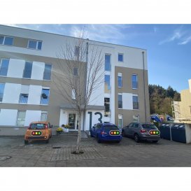 NEY Immobilière vous présente en vente un charmant appartement dans une résidence moderne et calme à Warken, il est composé comme suit; un hall d'entrée, un wc séparé, un séjour/living lumineux avec une cuisine ouverte et équipée avec du matériel haut de gamme, un débarras, accès sur une grande terrasse d'environ 45m2 avec une belle vue sur le bois, 2ch à c dont une avec des meubles faits sur mesures et une salle de bain.
 Au sous sol il y'a une cave privative et 1emplacement de parking et une buanderie commune.
A l'extérieur il y'a un air des jeux pour enfants donnant directement à coté de l'appartement.
La résidence est  implantée près de toute commodité;
Clinique d'Ettelbruck à 200m environ
Ecoles
Maisons relais, écoles fondamentales et lycées à proximité.
Transports
La gare d’Ettelbruck (à 10 minutes à pied ou en City bus 5minutes) est reliée au réseau ferroviaire sur la ligne 1 reliant Luxembourg à Troisvierges-frontière.
Corridor multimodal de transport entre Ettelbruck et Diekirch (2017–2021).
Grâce à l’expansion des transports publics en 2017, la ville d’Ettelbruck est très bien reliée aux différents régions du pays (lignes de bus).
Environs
Emplacement excellent, dans une localité rurale au nord de Luxembourg-Ville (environs 35 km) et à proximité des grandes surfaces et centres commerciaux des localités d’Ettelbruck, Diekirch, Mersch.
Pour plus des renseignements, n'hésitez pas à contacter
 Monsieur  Romain Kemp au tél; 621459 916
