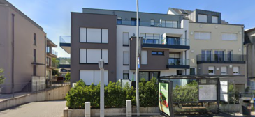 Dans un immeuble moderne, « Très bel appartement rez-de-jardin avec grande terrasse »

Hall d'entrée, 1 chambre à coucher séparée, 1 salle de douches, 1 living/cuisine équipée avec sortie terrasse de 17m2 et jardin de 31m2 en jouissance exclusive, 1 cave privative, 1 emplacement machine à laver dans la buanderie commune, 1 emplacement intérieur pour une voiture (pas de SUV car parking en ascenseur) PROCHE DE TOUTES COMMODITES APPARTEMENT LUMINEUX