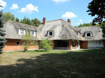 Reetdachhaus mit viel Charme am Stadtrand!<br><br>Das ca. 1975 erbaute Wohnhaus wurde von dem überregional bekannten Architekten Bert Emmerich geplant. Die Immobilie steht am Stadtrand der bekannten \