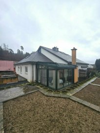 Immo Nordstrooss vous propose cette belle maison jumelée à vendre dans le beau village de Buschrodt, commune de Grosbous-Wahl. 

La maison est située dans une rue calme (zone 30) avec une surface totale de +/- 292m² dont 
+/- 211.7m² habitable et implantée sur un terrain de 4,82ares, elle a été construite en 1999 et agrandi en 2007,
avec des finitions soignées et matériaux de qualité 
dans un environnement calme au coeur de la nature. 

La maison se compose comme suit: 
Niveau rue: - spacieux hall d'entrée avec coin vestiaire - 1 chambre à coucher ou bureau - buanderie / cave/ chaufferie - cave à vin - 2 garages dont 1 pour 2 voitures. 

1er niveau: (niveau jardin) - 1 belle cuisine équipée avec sortie sur une spacieuse véranda - séjour /salle à manger de +/- 45 m² - 2 chambres à coucher - salle de bain avec baignoire, wc, lavabo - wc séparé.

2ème niveau: - 1 chambre à coucher - salle de douche avec wc, lavabo - spacieuse mezzanine pour bureau, salle de jeux, coin fitness, coin lecture... 

Extérieur: - spacieuse terrasse avec coin jardin / potager. Atouts: - Châssis PVC et fenêtre double vitrage - Porte en chêne massif - Feu ouvert et poêles à bois - Véranda avec poêle à bois équipé d'un toit ouvrant avec marquise électrique 

Toutes les commodités (commerces, restaurants, médecin, pharmacie...) dans un rayon de 10 km.

Pour plus de renseignements ou une visite (visites également possibles le samedi sur rdv), veuillez contacter le 691 850 805.

Proposition de crédit/financement à taux compétitif d'une banque luxembourgeoise incluse dans nos services gratuit.