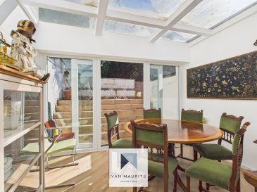 Cette charmante maison de ville, construite sur un terrain de 1a 95ca (8, rue de Montmédy), a été entièrement rénovée en 2021 et dispose de ± 180 m² habitables et de ± 209 m² au total. Elle bénéficie d'une situation très centrale, à deux pas du centre de la ville et à proximité de la nature.

Elle se compose comme suit :

Au rez-de-chaussée : une entrée avec un couloir de ± 9 m² dessert un espace bureau de ± 10 m² suivi d'un dressing sur mesure de ± 9 m² et d'un wc séparé. Ensuite, se trouve une première suite composée d'une chambre de ± 12 m² avec son dressing de ± 4 m² et sa salle de douche de ± 4 m², ainsi qu'un accès à un petit patio.

Au 1er étage/rez-de-jardin : un palier de ± 5 m² dessert un salon/salle à manger/cuisine ouverte de ± 35 m² et une véranda de 10 m² avec une sortie sur une terrasse/jardin de ± 35 m², un espace de stockage/couloir de ± 11 m² complète ce niveau.

Au 2ème étage : l'espace est divisé en deux suites composées d'une chambre de ± 20 m² avec son dressing de ± 8 m² et sa salle de douche de ± 6 m², ainsi que d'une deuxième chambre de ± 14 m² avec sa salle de douche de ± 5 m².

Au sous-sol se trouvent une chaufferie de ± 4 m² (chaudière au gaz à condensation de 2020) et une buanderie/cave de stockage de ± 22 m².

Généralités :

- Idéalement placée à deux pas du centre, dans la partie verdoyante de Bonnevoie ;
- Rénovation complète en 2021 ;
- Chauffage au gaz (Buderus à condensation de 2025) ;
- 3 salles de douche et 3 dressings ;
- Fenêtres à double vitrage PVC de 2021 ;
- Belle terrasse et jardin sans vis-à-vis ;
- Piste cyclable de la vallée de l'Alzette à proximité directe ;
- Transport en commun à 200 m. 

Agent responsable : Katia Gravière au 661 33 29 82 ou katia@vanmaurits.lu