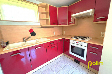 Proche toute commodité.  Mieux qu'un appartement, venez découvrir cette très jolie maison de village sans aucun travaux à prévoir. Au RDC, une cuisine équipée séparée du salon séjour, trois chambres à l'étage et SDB - tout confort. Stationnement facile.
 Les informations sur les risques auxquels ce bien est exposé sont disponibles sur le site Géorisques : www.georisques.gouv.fr