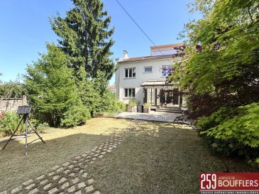 EXCLUSIVITE NANCY/BUTHEGNEMONT MAISON 6 CHAMBRES .  En Exclusivité ! NANCY/BUTHEGNEMONT. Maison individuelle de 9 pièces principales et 190m2 habitable, parfaitement entretenue, située dans un environnement calme et recherché, sur une parcelle arborée de 399m2. Rare sur le secteur, cette maison familiale offre 6 chambres, idéales pour accueillir une grande famille ou aménager d'autres espaces. Vous apprécierez son emplacement privilégié, dans une rue peu passante, à proximité immédiate des écoles, commerces, transports en commun (ligne de bus no4) et principaux axes autoroutiers. La maison offre : une entrée avec placard, buanderie, cave, chaufferie, garage. Au rez-de-jardin : dégagement, vaste séjour de 32m2 traversant donnant sur jardin d'un côté et de l'autre côté sur un balcon, cuisine indépendante et équipée de 14.55m2 et véranda de 13m2 avec accès sur une terrasse et un jardin arboré. Chambre ou bureau selon vos besoins et un WC indépendant. A l'étage : 4 chambres dont deux avec placards et balcons, salle bains avec WC et un dégagement avec placard. Au dernier niveau mansardé : une chambre avec sa salle d'eau. Côté confort, vous bénéficierez d'un chauffage au gaz assuré par une chaudière neuve installée en mai 2026. Une maison spacieuse, lumineuse et particulièrement soignée, offrant de beaux volumes et un cadre de vie idéal pour une famille. www.agencedeboufflers.fr
Les informations sur les risques auxquels ce bien est exposé sont disponibles sur le site Géorisques : www.georisques.gouv.fr