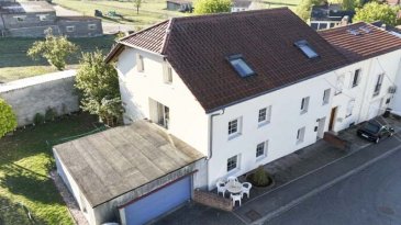 Belle opportunité à Waldwisse (57480) : Propriété spacieuse avec potentiel bi-familial – Proche Luxembourg. Avec deux espaces de vie de 120.35 m2 habitables, et 127 m2 restant à achever.  
Terrain 3.99 ares, clos et arboré, avec terrasse dallée à l’arrière de la maison. 
Située à Waldwisse (57480), dans un environnement calme et privilégié en bout de rue, cette propriété offre un cadre de vie idéal à proximité immédiate de la frontière luxembourgeoise. 
Alliant le charme de l'ancien et le confort du neuf, elle propose de bonnes prestations et de nombreuses perspectives d'aménagement, dont un projet bi-familial. 
Performances énergétiques remarquables (Classe C) :
Le DPE établi en octobre 2026 témoigne d'une excellente efficience énergétique, rare pour une bâtisse de ce type : 
•	Classe Énergie : C (164 kWh/m²/an d'énergie finale, et 177 kWh/m²/an en énergie primaire). 
•	Classe Climat : A (faibles émissions de gaz à effet de serre de seulement 5 kg CO?/m²/an). 
•	Équipements performants : Chaudière individuelle à granulés (pellets) récente, installée à partir de 2020 avec programmateur, production d'eau chaude sanitaire assurée par un grand ballon couplé à des panneaux solaires thermiques (installation de moins de 5 ans), isolation extérieure de 140 mm et toiture neuve. 
•	Estimations des coûts annuels d'énergie : Entre 1 910 € et 2 640 € par an (abonnements compris). 
Équipements et prestations écologiques :
•	Garage double pour deux voitures avec porte motorisée. 
•	Borne de chargeur pour véhicules électriques. 
•	Cuve de récupération d'eau de pluie de 6 000 litres, alimentant les toilettes et le lave-linge. 
Composition du bien :
1. Une première partie, la maison ancienne de 120,35 m². Elle comprend :: 
•	Une vaste pièce de vie de 33,23 m². 
•	Un espace cuisine de 7.58 m2, avec accès terrasse.
•	Un salon de 14.86 m2
•	Trois chambres de 14.10 – 14.86 et 21.23 m2, dont deux situées à l'étage.
•	Une salle d’eau et WC de 4.80 m2.
2. Une seconde partie (entièrement reconstruite), de 127 m² (loi Carrez) : il s’agit d’un logement dont le second œuvre reste à achever, offrant par le fait une liberté totale de personnalisation.
o	Répartie sur deux niveaux, elle comprend : 
o	Une future grande pièce de salon, séjour et cuisine de 48 m².
o	Trois chambres spacieuses (une avec dressing, une autre de 22 m² et une grande suite de 35 m²).
o	Une salle de bains et deux WC.
•	Atout majeur : Cette seconde partie pourra disposer de la possibilité d'un accès séparé par l'extérieur, parfaite pour une configuration bi-familiale, un projet locatif ou une profession libérale.
Une maison écoresponsable, économe et prête pour l'avenir, idéale pour les frontaliers et/ou investisseurs. 
CONTACT : Gérard STOULIG – Agent commercial EI, au : 06 03 40 33 55 – Mail : agenceabel@gmail.com

NB : Les espaces de 127 m2 restant à achever n’ont, à ce stade, pas pu être pris en compte dans le calcul du DPE annoncé. 
*** Les frais d’agence sont à la charge du vendeur.