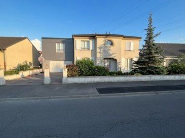 Construite en 2004 dans une cité résidentielle très tranquille, superbe maison entretenue, proposant +/- 220 m² habitables sur +/- 6 ares de terrain privatif, comprenant :

AU REZ DE CHAUSSEE :
- Hall d'accueil.
- Grand salon et salle à manger traversant avec accès de plain-pied à la terrasse et au jardin sur l'arrière exposés plein Sud.
- Cuisine équipée indépendante avec accès terrasse et jardin.
- Bureau.
- Cellier avec placards intégrés.
- Buanderie avec WC et douche.
- Garage et rangement.

AU 1er ETAGE : (non mansardé)
- Hall d'étage
- 5 chambres à coucher (enfants)
- Salle de bains principale
- WC indépendant
- Suite parentale avec dressing privatif, terrasse privative orientée Sud et salle de bains privative comprenant douche à 