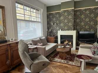 A 5 mn à pied du métro  Saint Maurice Pellevoisin, magnifiqu. À seulement 5 minutes à pied du métro Saint-Maurice Pellevoisin et du parc Barberousse, découvrez ce magnifique appartement au charme unique, offrant de nombreuses possibilités d'aménagement.
 A LILLE, avec Miss-Immo
Venez découvrir ce magnifique et charmant appartement. Un bien coup de coeur, atypique et plein de potentiel. Visite vivement conseillée !
Dès l'entrée, un sas dessert un vaste séjour au parquet en chevron, sublimé par une cheminée à gaz  qui apporte cachet et authenticité.
La cuisine entièrement équipée s'ouvre sur une véranda baignée de lumière, idéale pour un coin lecture ou un espace détente, donnant accès à un jardin commun à l'usage presque privatif ! L'appartement dispose actuellement d'un bureau au rdc de 12,02 m2 pouvant très bien servir de chambre ainsi qu'une salle de bain douche  et de toilettes  séparées avec espace vestiaire.
Quant au premier étage il offre une grande chambre de 13,75 m2.
Atouts complémentaires et points forts : Vous bénéficiez d'un accès direct à un jardin via la véranda lumineuse, un véritable atout pour profiter d'un extérieur intimiste en plein coeur du quartier.deux grands garages attenants de 24 m2 et 32 m2, offrant un potentiel rare : agrandissement de l'appartement, création d'un espace indépendant, atelier, second logement... Les possibilités sont multiples,
Un devis a été réalisé par les propriétaires actuels, compter env. pour un espace parentel env. 40 000 EUR et ce, tout en conservant un grand garage
Prix de vente : 460 000 EUR honoraires inclus, Prix Hors Honoraires 444 600 EUR, Honoraires à la charge de l'acquéreur 15 400 EUR T.T.C.
Le DPE a été réalié le 25/10/2025 en F 380 et GES F 83 énergie finale 373. Montant estimé des dépenses annuelles d'énergie : entre 2870 EUR et 3930 EUR (références 2021, 2022, 2023). Risques naturels et technologiques : informations disponibles sur georisques.gouv.fr
copropriété de 7 lots, 8 garages et 7 caves, gérée par syndic, les charges annuelles sont de 1071,96 EUR comprennent l'entretien des parties communes, absence de procédure pour impayés.
L'Avis de Miss-Immo : Un Vrai coup de coeur, pour les amateurs de charme et d'élégance, tout près du métro, des commerces et lycées, écoles.
Gare de lille Europe à env. à peine 10 mn à pied.