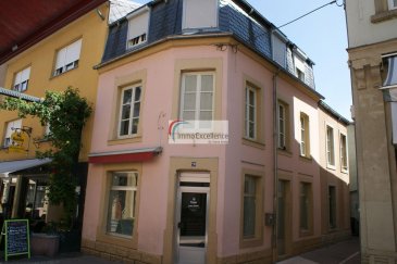 IMMO EXCELLENCE vous propose en exclusivité ce joli immeuble à usage mixte d\'une surface commercial de 46 m2 ainsi que d\'une surface habitable de 141 m2, situé au plein centre d\'Echternach, dans la fameuse \' Haalergaas \' ( Rue de la Gare ). La surface utile du bâtiment est de 202 m2. Le bâtiment se compose comme suit : Au rez-de-chaussée, vous trouvez un local commercial avec une grande pièce disposant de plusieurs baies vitrées ( 30.63 m2 ), une deuxième pièce ( 13.35 m2 )  ainsi qu\'un W.C. séparé ( 1.78 ). La partie habitation se compose comme suit : Un hall d\'entrée ( 11.41 m2 ), une chaufferie ( 10.57 m2 ), un tour d\'escalier vers le premier étage ( 3.80 m2 ). Au 1er étage vous trouvez : Un hall ( 7.70 m2 ), un double séjour ( 27.92 m2 ), une salle-de-bains avec W.C. ( 4.05 m2 ), une chambre-à-coucher ( 11.74 m2 ), une cuisine équipée ( 11.16 m2 ), ainsi qu\'un tour d\'escalier vers le deuxième étage ( 4.19 m2 ). Au 2ème étage vous trouvez : Un hall ( 5.32 m2 ), une chambre-à-coucher ( 16.99 m2 ), une deuxième chambre-à-coucher ( 16.93 m2 ), une troisième chambre-à-coucher sinon un bureau ( 13.22 m2 ), ainsi qu\'une salle-de-bains avec W.C..<br><br>Le bâtiment dispose également d\'une cave ainsi que d\'un petit grenier ( 5 m2 ). <br><br>Le bâtiment se trouve à proximité de toutes commodités. La maison d\'habitation est actuellement louée.<br><br>Possibilité de louer un emplacement sous-terrain pour une voiture à proximité au prix mensuel de 120.-Euros.<br><br>Idéal pour investisseurs.<br><br>Echternach est une ville du Luxembourg d\'environ 5 600 habitants et le chef-lieu de son canton, le long de la vallée de la Sûre marquant la frontière avec la Rhénanie-Palatinat allemande.<br><br>Elle est surtout connue pour son abbaye et sa procession dansante le mardi de la Pentecôte.<br><br>Echternach se situe à 30 minutes du centre-ville de Luxembourg.<br><br>
