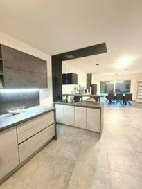 ++++ A VISITER ++++

Immo Nordstrooss vous propose à la vente une belle maison sous garantie décennale sise à Wiltz libre de quatre côtés sur un terrain de +/- 1.29 ares d'une superficie habitable de +/- 180m²,
cette maison unifamiliale tout confort sur 3 niveaux dans un état impeccable, avec des belles finitions.

Il s'agit d'une maison construite avec des matériaux de qualité en 2019 et proche de toutes commodités.

La maison se compose comme suit:

Rez de chaussée:
- hall d'entrée lumineux
- double garage pour deux voitures
- espace local technique
- buanderie
- WC séparée

1er étage:
- très spacieux living avec poêle donnant vers belle terrasse avec vue dégagée de +/- 30m2
- Belle cuisine bien équipée semi ouverte

2ème étage:
- hall de nuit
- 2 chambres à coucher donnant vers balcon
- 1 salle de douche avec WC et fenêtre

3ème étage:

- cosy suite parental très lumineuse avec espace dressing et salle de douche et une belle baignoire.

Extérieurs:
- 4 places de parking extérieures

Données techniques:
Passeport énergétique A/B
Chauffage central au Gaz
Fenêtres triple vitrage, équipés de volets électriques.

Pour tout complément d'information et/ou la documentation détaillée, contactez-nous au tél: 691 850 805.