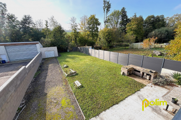 Vue dégagée sur la nature.  Joli pavillon des années 2000 offrant 148.39m2 de surface habitable. Belle pièce à vivre très lumineuse donnant accès sur un balcon exposé plein sud, 4 chambres, salle de bain et douche. Grand sous-sol avec garage 2 VL. Agréable jardin clos avec dépendance.
 Les informations sur les risques auxquels ce bien est exposé sont disponibles sur le site Géorisques : www.georisques.gouv.fr