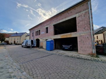  Maison unifamiliale en construction au centre de Steinheim (à 5 minutes d'Echternach). Le prix indiqué s'entend en état de construction fermé, sans menuiserie intérieure, sans revêtement de sol et de mur et sans aménagement de façade et d'extérieur.

REZ-DE-CHAUSSÉE

Il y a une salle de loisirs, un local technique, une entrée en arc de demi-cercle qui sert d'abri pour les voitures et en plus un grand garage. Derrière l'abri de voiture se trouve un espace vert privé.

PREMIER ÉTAGE

Il y a un salon spacieux et lumineux qui offre une belle vue sur la place du village grâce à sa fenêtre panoramique. En face du couloir se trouve la cuisine, qui offre également beaucoup d'espace. Ici aussi, nous avons une pièce inondée de lumière grâce à la fenêtre panoramique, où une grande table à manger peut également être placée.
Du même côté se trouve également une grande chambre à coucher avec salle de bain intégrée. Des toilettes ont également été prévues pour les invités.

DEUXIÈME ÉTAGE

Trois grandes chambres à coucher (dont une avec un dressing) et une salle de bains spacieuse ont leur place ici.
Comme le couloir est très large et long, il est possible d'y prévoir des armoires encastrées. On a ainsi encore plus d'espace de rangement. Cet étage est équipé de fenêtres Velux (électriques et avec volets roulants).

La maison est chauffée par une pompe à chaleur de haute qualité et toutes les pièces ont un chauffage au sol.

Villes proches
- Echternach est à 5 km et peut être atteint en 5 minutes en voiture.
- Wasserbillig est à 16 km et peut être atteint en 16 minutes en voiture.
- La gare routière de Kirchberg, Luxexpo est à 34 km et peut être atteinte en 33 minutes en voiture.
- Trèves est à 20 km et peut être atteint en 25 minutes en voiture.

Formation
La crèche la plus proche est 