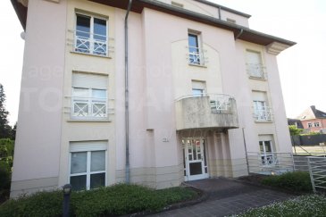 Appartement sis au 2ième étage avec ascenseur se composant comme suit: hall d'entrée, cuisine équipée avec accès au balcon, séjour, débarras,  2 chambres à coucher, 1 W.C séparé, salle de bains avec raccordement lave-linge.

Au sous-sol: 1 cave privative et 1 parking intérieur

Extérieur: 1 parking privatif 

 ---------- 
Stock mit Aufzug, bestehend aus: Eingangshalle, Einbauküche mit Zugang zum Balkon, Wohnzimmer, Abstellraum, 2 Schlafzimmer, 1 separates WC, Badezimmer mit Waschmaschinenanschluss.

Im Untergeschoss: 1 privater Keller und 1 Innenparkplatz.

Außen: 1 privater Parkplatz 

 ---------- 
Apartment on 2nd floor with elevator, comprising: entrance hall, fitted kitchen with access to balcony, living room, storeroom, 2 bedrooms, 1 separate toilet, bathroom with washing-machine connection.

Basement: 1 private cellar and 1 indoor parking space.

Outside: 1 private parking space