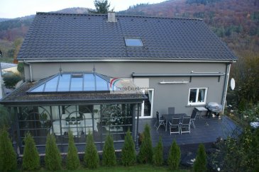SOUS COMPROMIS  !!! IMMO EXCELLENCE vous propose en exclusivité cette jolie maison libre des quatre côtés d\'une surface habitable d\'environ 271 m2 ainsi que d\'une surface utile d\'environ 392 m2 sur un terrain de 6.5 ares.<br><br>La maison se compose comme suit : Au rez-de-chaussée vous trouvez : Un spacieux hall d\'entrée ( 15.42 m2 ), un espace WELLNESS avec douche et sauna ( 23.21 m2 ), une cave avec buanderie comprenant un anticalcaire de la marque GRÜNBECK ( 19.99 m2 ), une chaufferie comprenant une chaudière de marque BUDERUS de 2005 ( 10.92 m2 ), un double garage ( 41.70 m2 ), un tour d\'escalier vers le 1er étage ( 3.18 m2 ). Au 1er étage vous trouvez : Une cuisine ouverte ( 19.89 m2 ), une véranda ( 19.15 m2 ), un hall ( 13.98 m2 ), une chambre-à-coucher ( 15.44 m2 ), un débarras ( 3.29 m2 ), un spacieux double séjour ( 33.13 m2 ) avec accès direct sur la terrasse ( 36 m2 ), une deuxième chambre-à-coucher ( 21.48 m2 ), un W.C. séparé ( 1.73 m2 ), une deuxième terrasse ( 8 m2 ), un tour d\'escalier vers le deuxième étage ( 4.9 m2 ). Au deuxième étage vous trouvez : Un hall ( 12.55 m2 ), une chambre-à-coucher ( 15.49 m2 ), avec accès sur un balcon ( 6.04 m2 ), un deuxième hall avec porte coulissante en verre ( 3.61 m2 ), une deuxième chambre-à-coucher ( 15.93 m2 ), une salle-de-bains avec douche ( 9.96 m2 ), une salle-de-douche ( 5.07 m2 ), une troisième chambre-à-coucher ( 14.30 m2 ), ainsi qu\'une quatrième chambre-à-coucher ( 17.12 m2 ). <br><br> A l\'extérieur vous trouvez encore 4 emplacements pour voitures, un joli jardin entièrement aménagé, ainsi que deux terrasses dont une munie d\'une marquise. La maison a été complètement rénovée en 2016.<br><br>DILLINGEN se situe à seulement quelques minutes du Müllerthal, aussi nommée petite suisse du Luxembourg, à 10 minutes d\'Echternach et à 30 minutes du centre-ville de Luxembourg.<br><br>Maison de charme à voir absolument !!