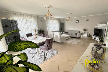 coup de coeur assuré. Découvrez ce spacieux appartement de 156m2, situé dans une maison de deux logements construite il y a une 20 ans, offrant de beaux volumes et un cadre de vie agréable. Copropriété à faible charge avec compteurs indépendants.
Il se compose d'une vaste pièce de vie lumineuse, d'une cuisine fonctionnelle, de 4 chambres, d'une salle de bains (et/ou salle d'eau selon votre bien) ainsi que de nombreux espaces de rangement.
Vous profiterez également d'une terrasse privative, idéale pour les repas en extérieur et les moments de détente, ainsi que d'un garage permettant de stationner un véhicule et de bénéficier d'un espace de stockage supplémentaire.
 Les informations sur les risques auxquels ce bien est exposé sont disponibles sur le site Géorisques : www.georisques.gouv.fr