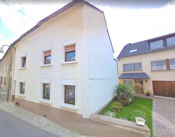 !!!!!!!!!!!!!!!!! Maison de Rapport  !!!!!!!!!!!!!!!!<br><br>ImmoNordstroos à l\'honneur de vous presenter cette maison  de rapport loué par chambre pour un prix total de 3000€ par mois et qui peut être loué pour plus.<br>Ce bien est construit sur deux parcelle cadastraux .<br>- 943/2595<br>- 943/2596<br><br><br>Pour plus des renseignements vous pouvez me contacter au 691 238 008.<br>