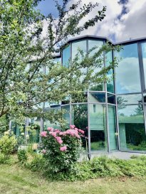 KAYL, 1.485.000 Euro

Superbe Maison-Villa avec 4 côtés libre (+-300m2) sur un terrain (+-6.98 ares).  
Construction 1996. Finitions de luxe et haut de gamme.  
Emplacement très calme près de toutes les commodités.

Rez-de-chaussée :  
cave, Double garage (+-40m2), buanderie, 2 places de parking extérieur. Studio avec entrée séparée comprenant un salon (+-20m2), cuisine équipée ouverte, salle de douche. Véranda (+-30m2) avec cuisine d'été menant à la terrasse et jardin clos (exposition Sud) avec son abri de jardin.

Étage élevé :  
Hall d'entrée, salon très lumineux (+-50m2) avec cheminée menant à la véranda (+-30m2) avec cheminée, cuisine équipée ouverte haut de gamme (2015 / 30.000 Euros), 3 chambres (+-10m2 / 12m2 / 16m2), salle de douche italienne, WC séparé.

1er étage :  
Appartement (+-60m2) avec salon (+-35m2) menant à la cuisine équipée ouverte (2015 / Valeur 6500 Euros), buanderie, dressing, salle de bain avec douche italienne et baignoire à remous.

Équipements :  
Dalles en béton, double vitrage en aluminium isolant avec volets électriques (2010), Chauffage Gaz aux radiateurs (2018), Toit (tuiles / isolé / 2000), Électricité (2000), Façade (isolée / 2018), Sanitaire (2010), Alarme, Détecteur de fumée, Panneaux photovoltaïques.

Luxuriöse Immobilie zum Greifen nah...

***HERBY IMMO = BESTPREISE MARKT***

(Herby Immo garantit Ihnen den niedrigsten Kaufpreis auf dem Markt)

(Übermitteln Sie eine Immobilie zum Verkauf oder zur Vermietung an Herby Immo und verdienen Sie ganz einfach Geld.)